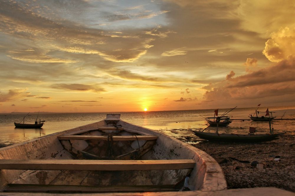 SUNSET DI KENJERAN: Peringatan Hari Bumi yang diperingati setiap tanggal 22 April tahun ini dipenuhi dengan keprihatinan penyebaran Pandemi Covid-19. Sejak diperingati 50 tahun lalu, ada dua peristiwa menarik yang patut menjadi keprihatinan bersama. Perta