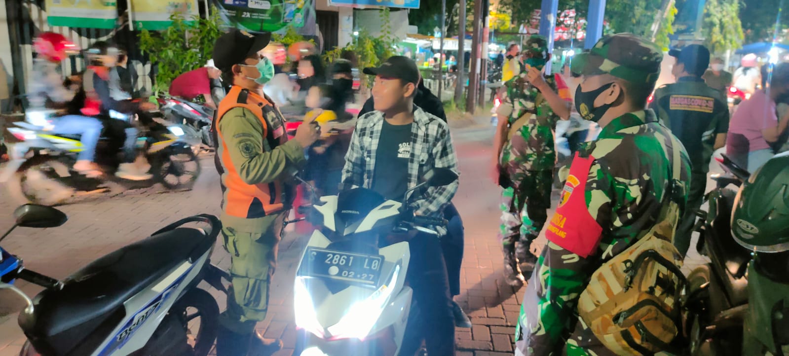 Pemkot Surabaya bersama jajaran TNI-Polri kembali menggalakkan giat ritual Sabtu malam yakni pelaksanaan swab dan vaksin hunter serentak di 31 wilayah kecamatan Surabaya setiap malam minggu. 