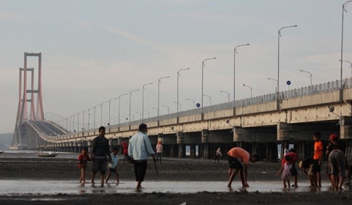 Suasana Jembatan Suramadu pada sore hari, beberapa waktu lalu. | FOTO: HMP/ANTARA
