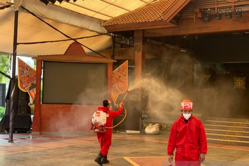 Petugas melakukan penyemprotan disinfektan di TMII. ANT