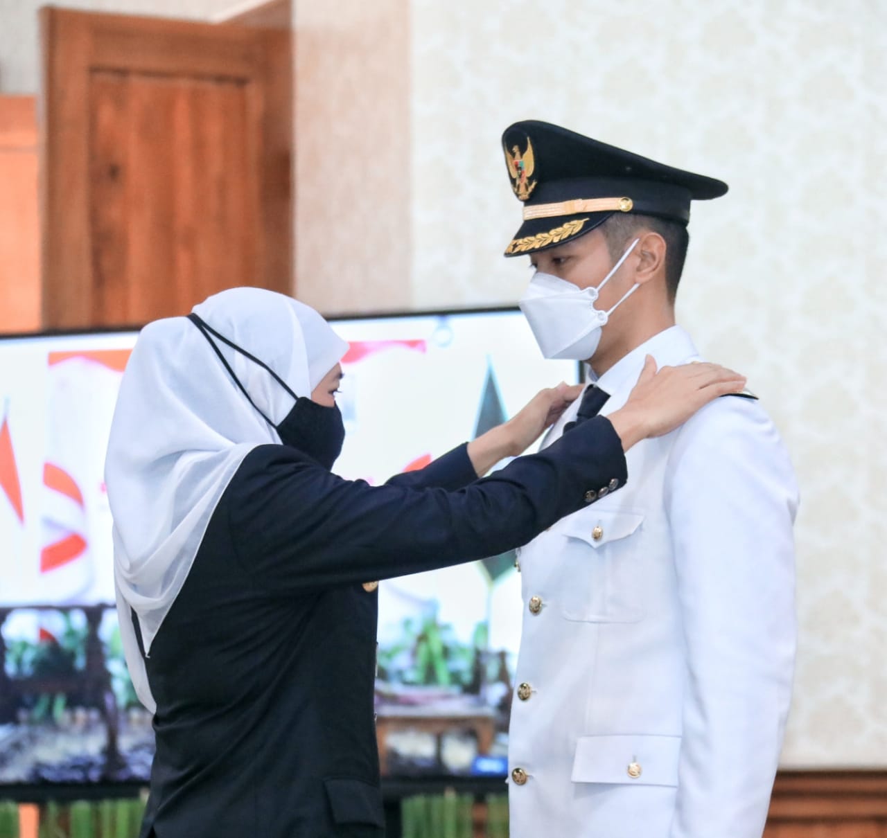 Gubernur Jawa Timur Khofifah Indar Parawansa melantik Bupati Tuban Aditya Halindra Faridzky di Gedung Negara Grahadi, Surabaya, Minggu (20/6/2021)