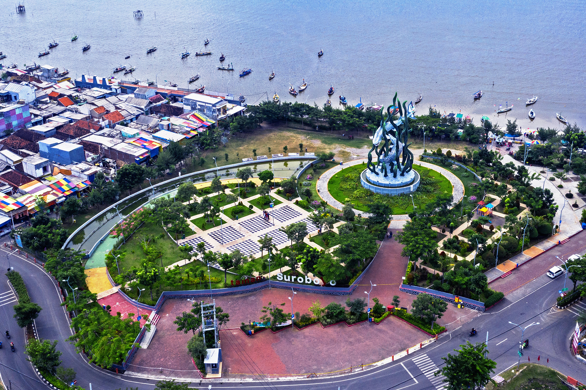 Taman-taman Kota Surabaya tak hanya bermanfaat sebagai paru-paru kota, tapi juga berfungsi sebagai tempat bermain bagi anak-anak