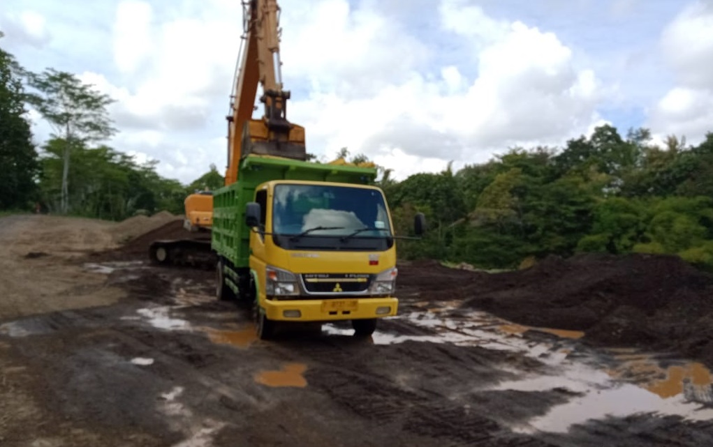 Aktivitas tambang galian C yang diduga ilegal dengan modus normalisasi sungai di Desa Patoman, Kecamatan Blimbingsari, Kab. Banyuwangi.