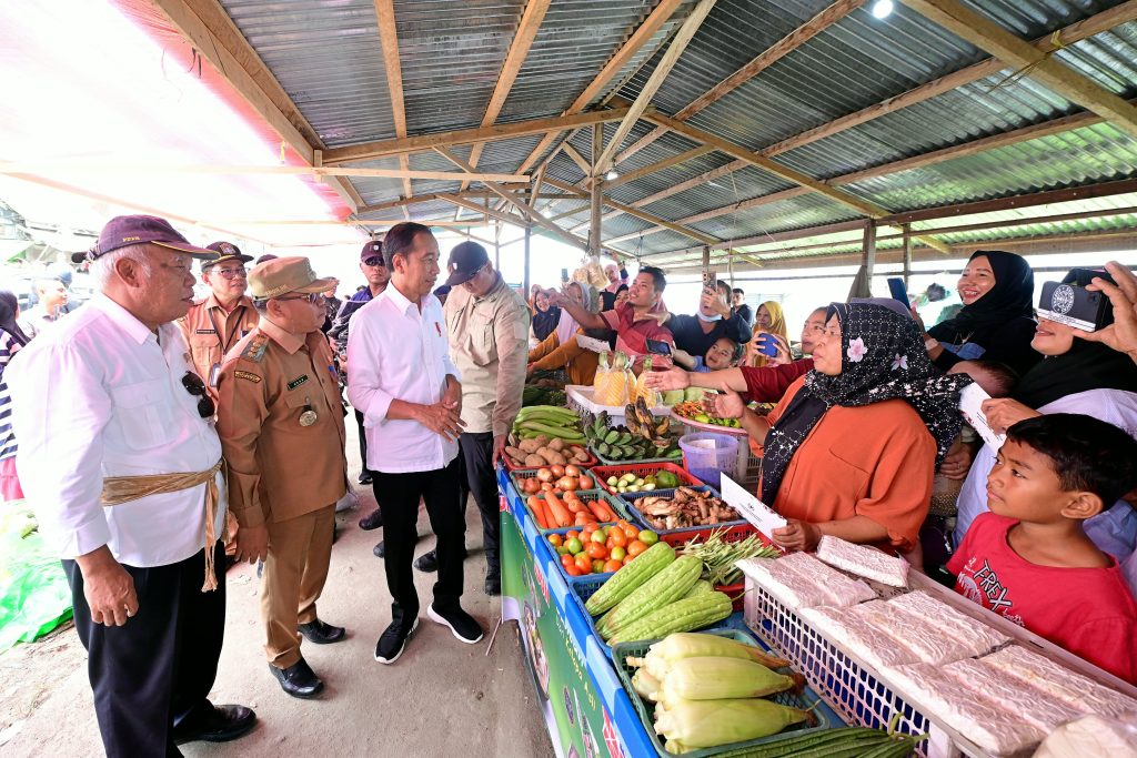 Presiden Jokowi saat melakukan kunjungan ke Pasar Sungai Ringin, Kabupaten Sekadau, Kalimantan Barat, pada Kamis (21/03/2024). (Foto: BPMI Setpres/Muchlis Jr)


