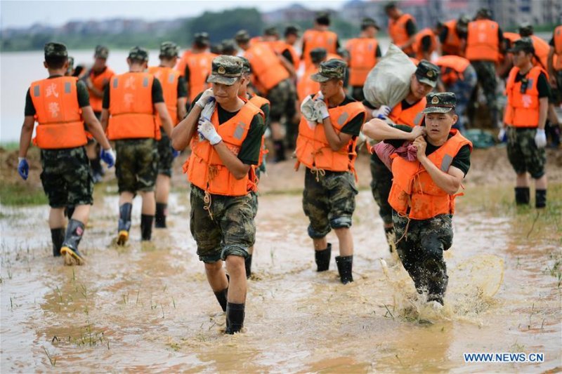Personel militer China dikerahkan ke Kabupaten Poyang, Kabupaten Jiangxi, untuk membantu penanganan banjir sejak 12 Juli 2020. (ANTARA/HO-Xinhua/mii)