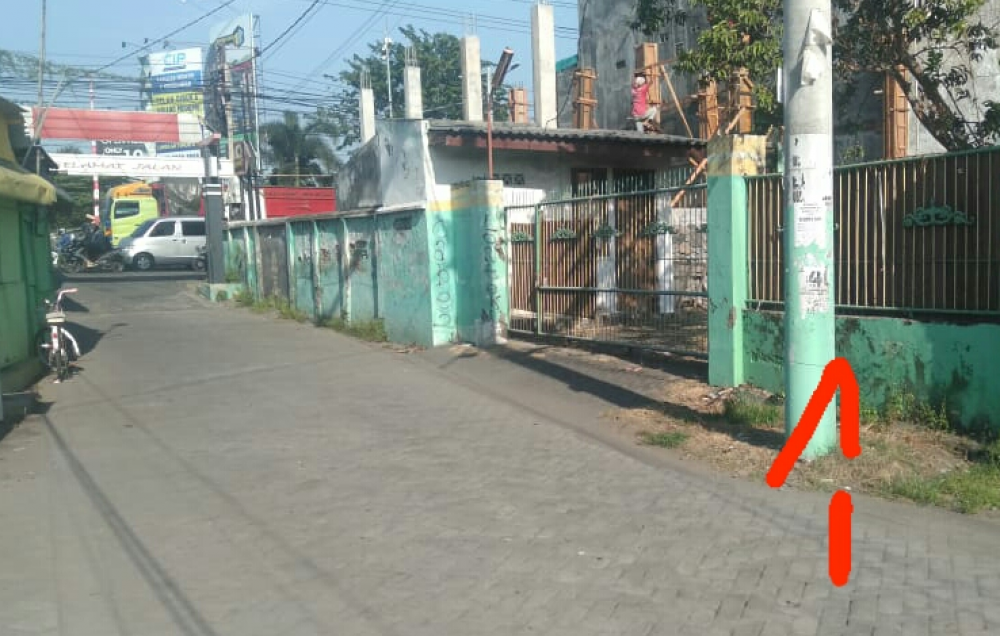 Pencabutan tiang listrik di gudang kertas, di Sidoarjo (Foto: HMP/Ok)
