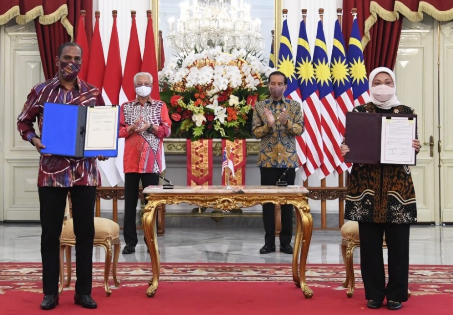 Pemerintah Indonesia dan Malaysia menyepakati Nota Kesepahaman atau MoU tentang Penempatan dan Perlindungan Pekerja Migran Indonesia Sektor Domestik di Malaysia, di Istana Merdeka, Jakarta, pada Jumat, 1 April 2022. Foto: BPMI Setpres/Lukas
