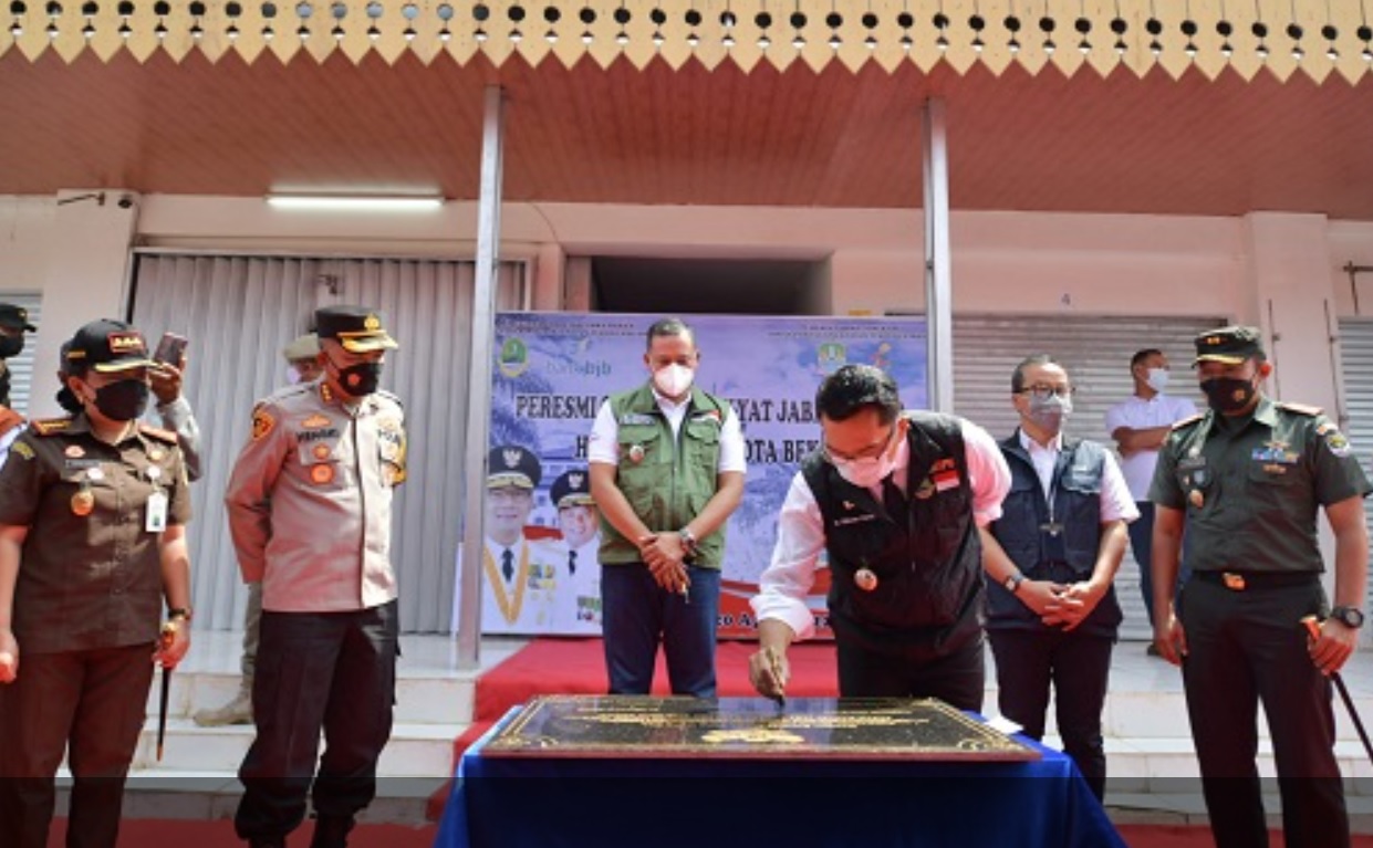 Gubernur Jawa Barat Ridwan Kamil meresmikan revitalisasi pasar Harapan Jaya Kota Bekasi, Rabu (20/4/2022).