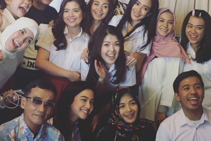 Tina Toon dan sejumlah mantan penyanyi cilik berfoto bersama Papa T Bob. (Instagram/@tinatoon101)