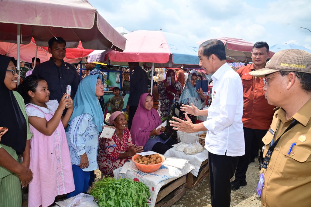 Presiden Jokowi melakukan peninjauan ke Pasar Lawang Agung di Kabupaten Musi Rawas Utara sebagai bagian dari agenda kunjungannya ke Sumatra Selatan, Kamis (30/05/2024). (Foto: BPMI Setpres/Muchlis Jr)