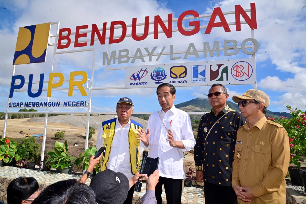 Presiden Jokowi meninjau progres pembangunan Bendungan Mbay di Kabupaten Nagekeo, NTT, Selasa (05/12/2023). (Foto: BPMI Setpres/Muchlis Jr)
