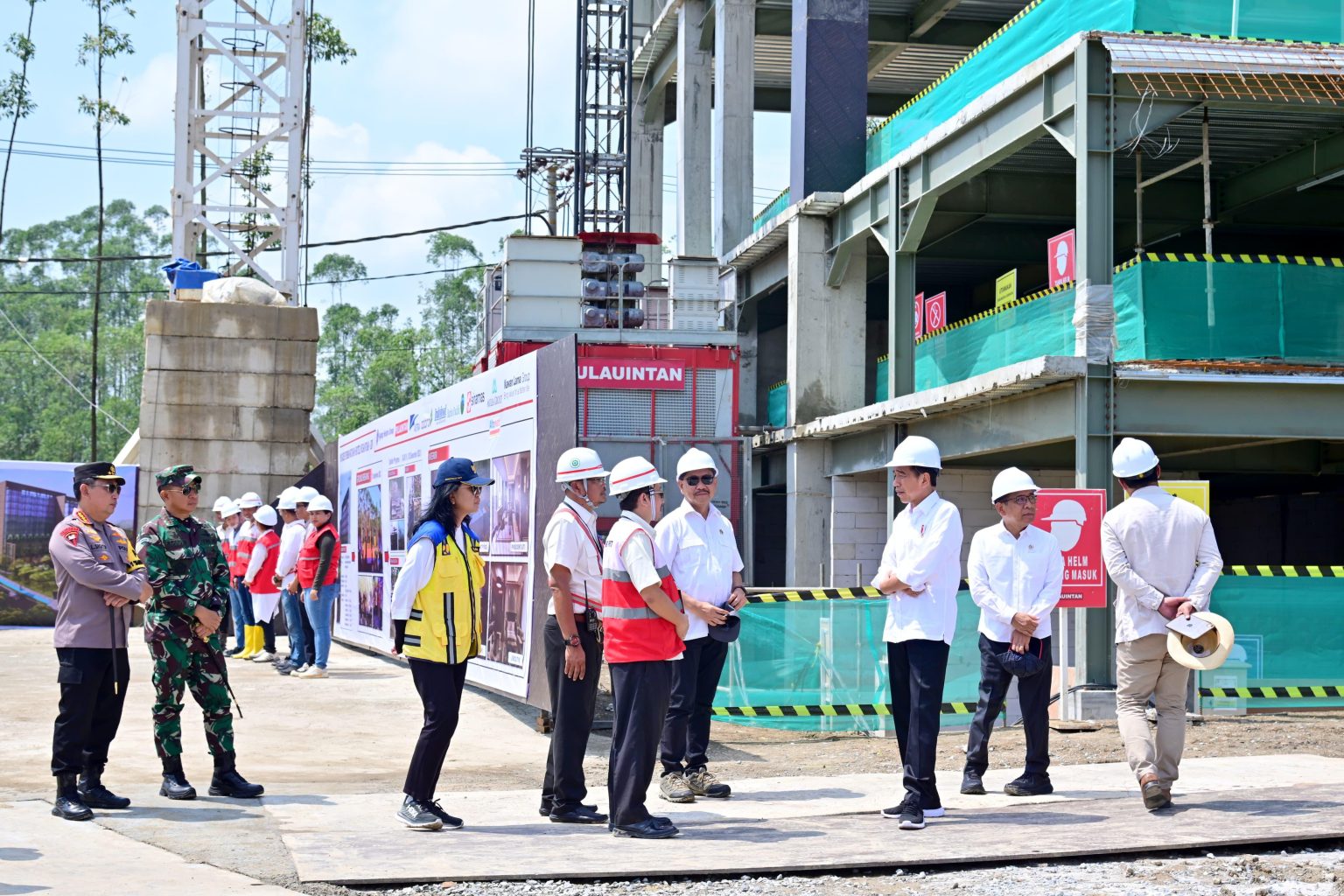 Presiden Jokowi meninjau progres pembangunan Hotel Nusantara di IKN, Kabupaten Penajam Paser Utara, Provinsi Kalimantan Timur, Rabu (20/12/2023).  (Foto: BPMI Setpres/Muchlis Jr)