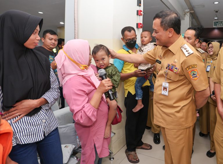 Gubernur Jawa Tengah Ahmad Luthfi saat mengunjungi RSUD Dr Moewardi Solo, Senin (10/3/2025)