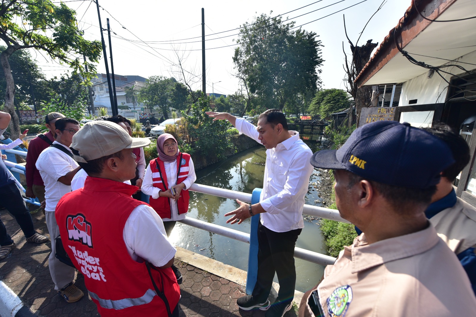  Wali Kota Surabaya, Eri Cahyadi, melakukan pengecekan pembangunan paving dan saluran baru di Kelurahan Siwalankerto dan Kutisari pada Rabu (19/6)
