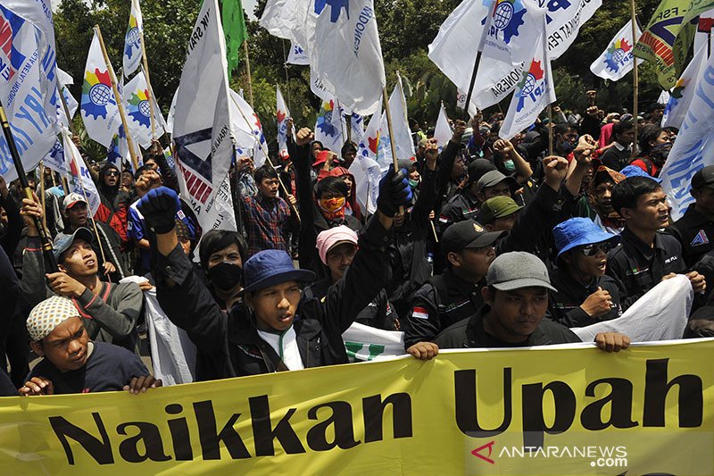 Buruh yang tergabung dalam Serikat Pekerja Seluruh Indonesia (SPSI) DKI Jakarta menggelar aksi di depan Balaikota Jakarta, Rabu (22/10/2014). ANTARA FOTO/Wahyu Putro A/Rei/Spt/aa. (ANTARA FOTO/WAHYU PUTRO A)

