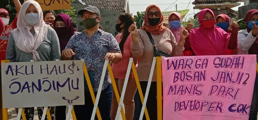 Warga Puri Asta Kencana Gresik menuntut hak fasum yang tidak diberikan developer PT Asta Bangun Graha. (FOTO HMP/HERI)