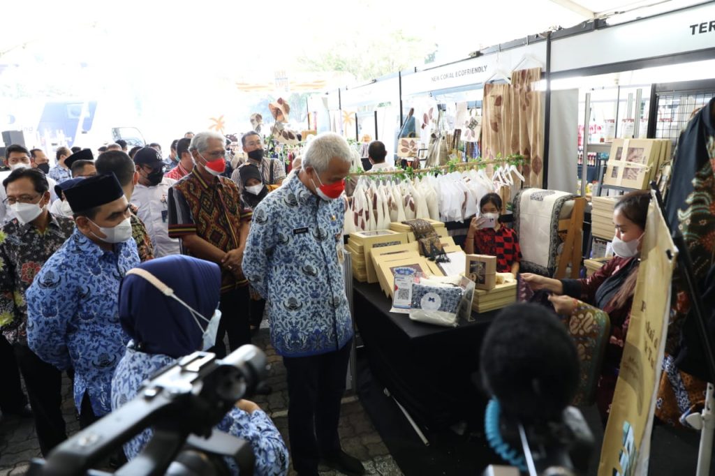Gubernur Jawa Tengah Ganjar Pranowo membuka ajang UKM Virtual Expo (UVO) 2022, Senin (18/4/2022).  Acara yang digelar di Gedung Ghradika Bhakti Praja, Kompleks Kantor Gubernur Jateng. Berlangsung 18-20 April 2022.