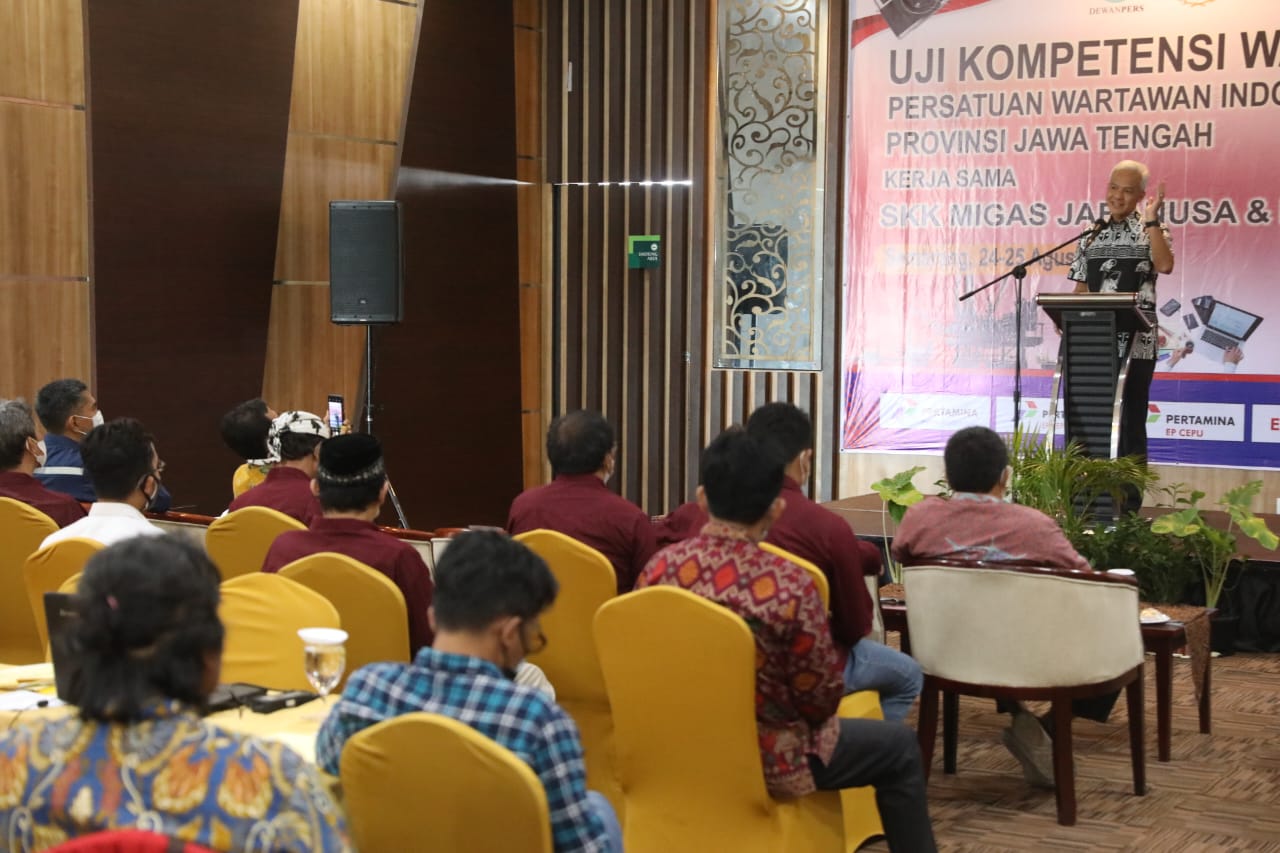 Gubernur Jawa Tengah Ganjar Pranowo saat membuka uji kompetensi wartawan (UKW) angkatan ke-35 PWI Jateng, di Hotel Khas Semarang, Rabu (24/8/2022).