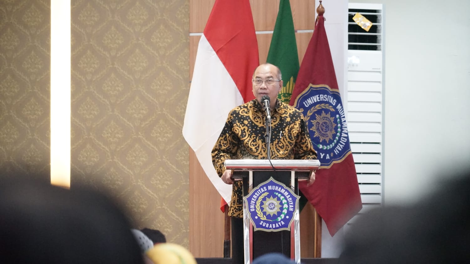 Dr. dr. Sukadiono, MM saat membuka Milad UM Surabaya ke-39