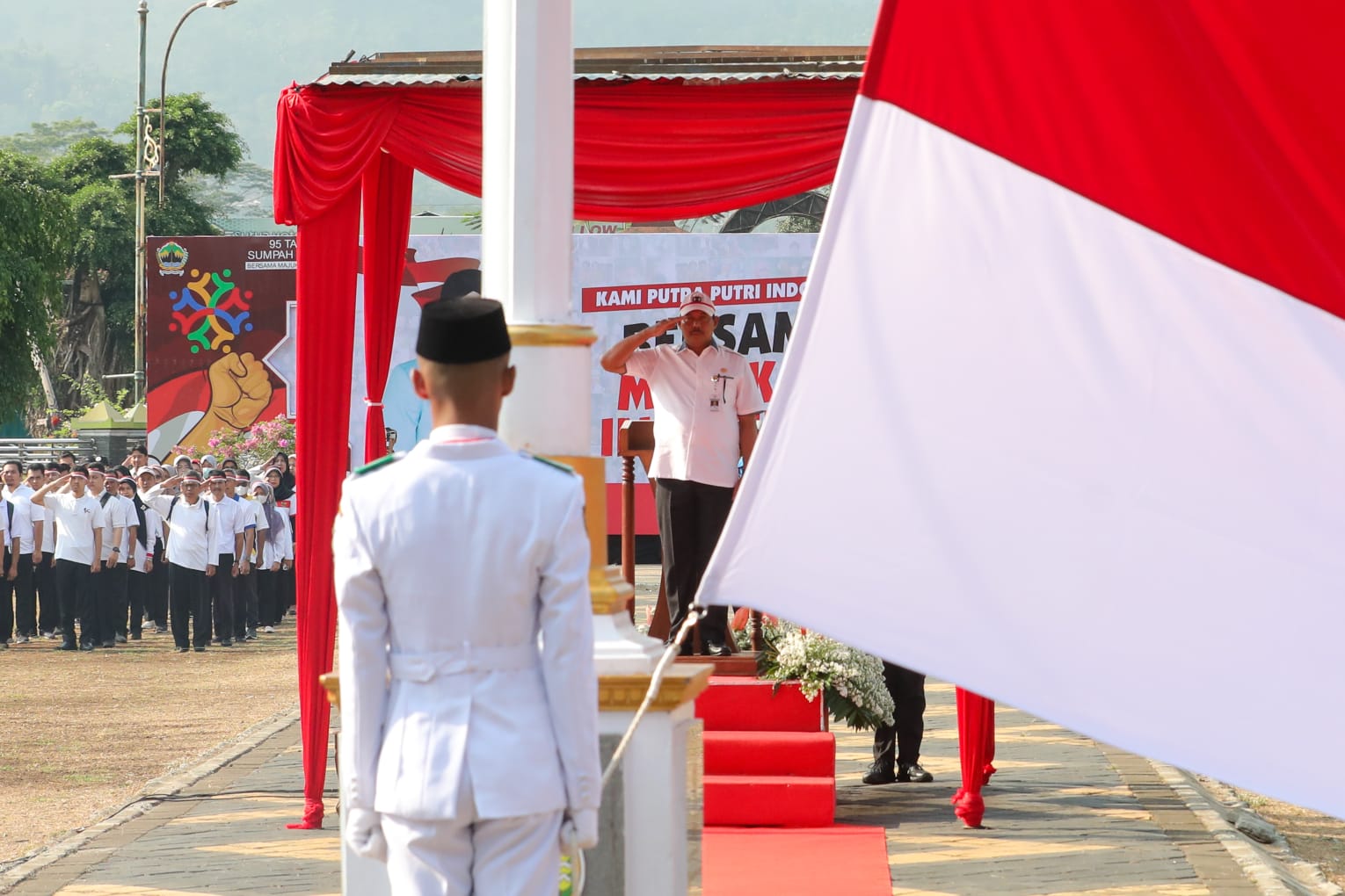 Penjabat (Pj) Gubernur Jawa Tengah Nana Sudjana pada peringatan Hari Sumpah Pemuda tingkat Provinsi Jateng ke-95, di Alun-Alun Banjarnegara, Sabtu (28/10/2023).