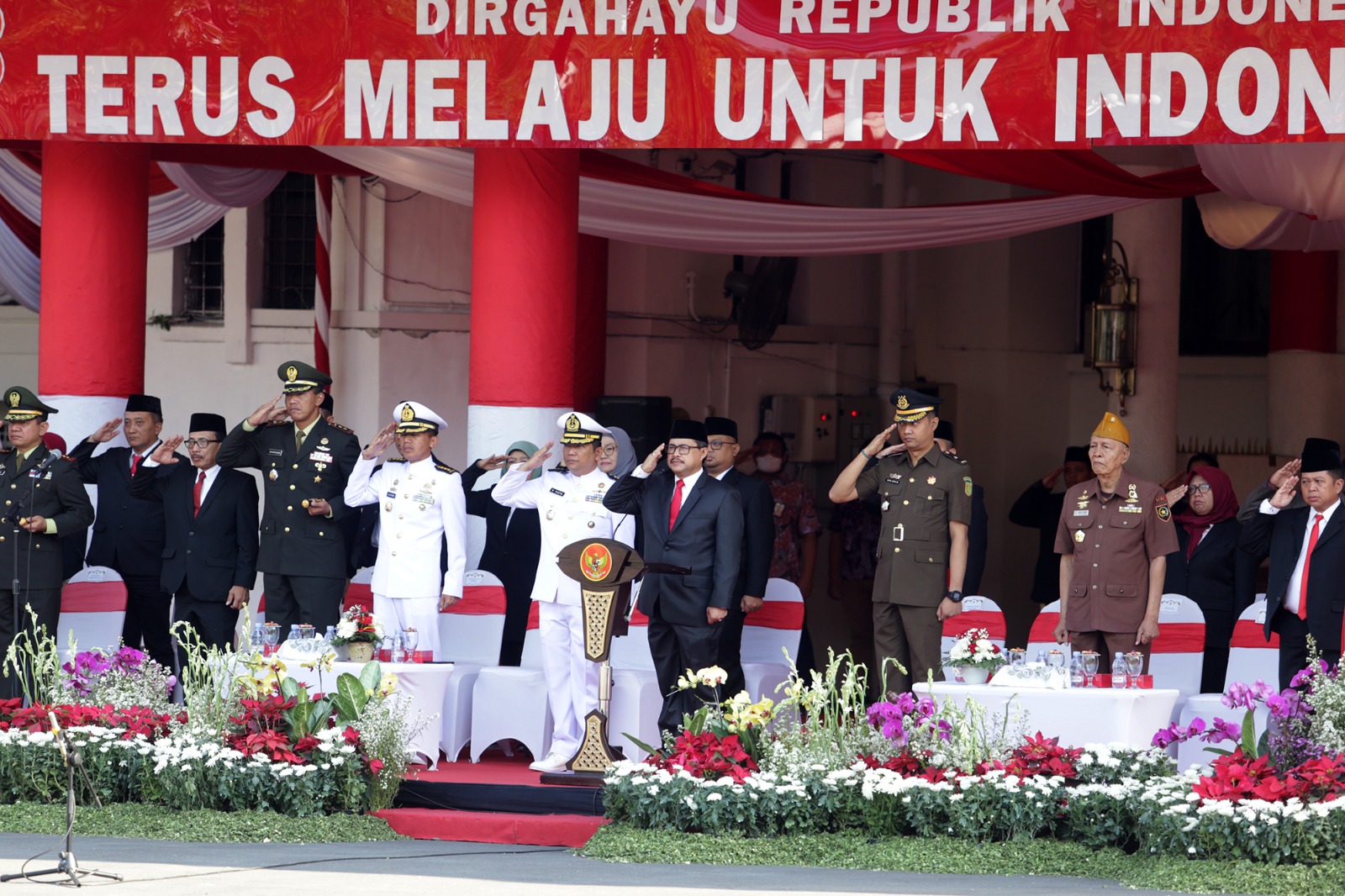 Pemkot Surabaya menggelar upacara peringatan Hari Kesaktian Pancasila di Taman Surya Balai Kota, Minggu (1/10/2029)