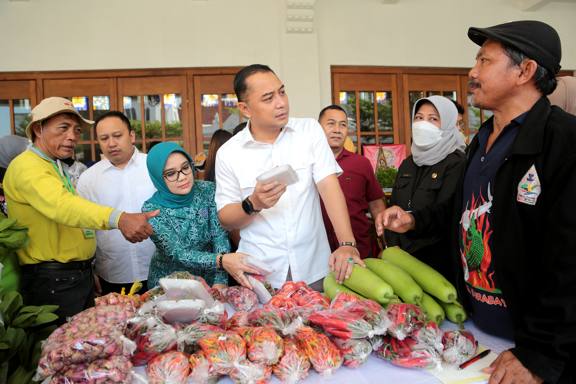  Wali Kota Eri Cahyadi di sela kegiatan launching Festival Urban Farming bersama Ketua TP PKK Surabaya Rini Indriyani di Alun-alun Balai Pemuda Surabaya, Selasa (30/5/2023). 