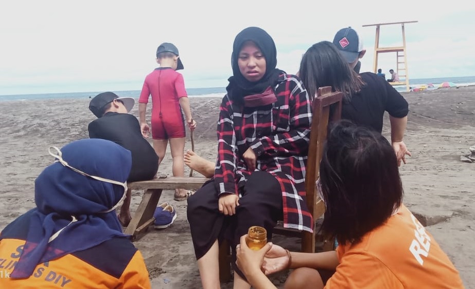 Puluhan Wisatawan di Pantai Parangtritis Tersengat Ubur-Ubur