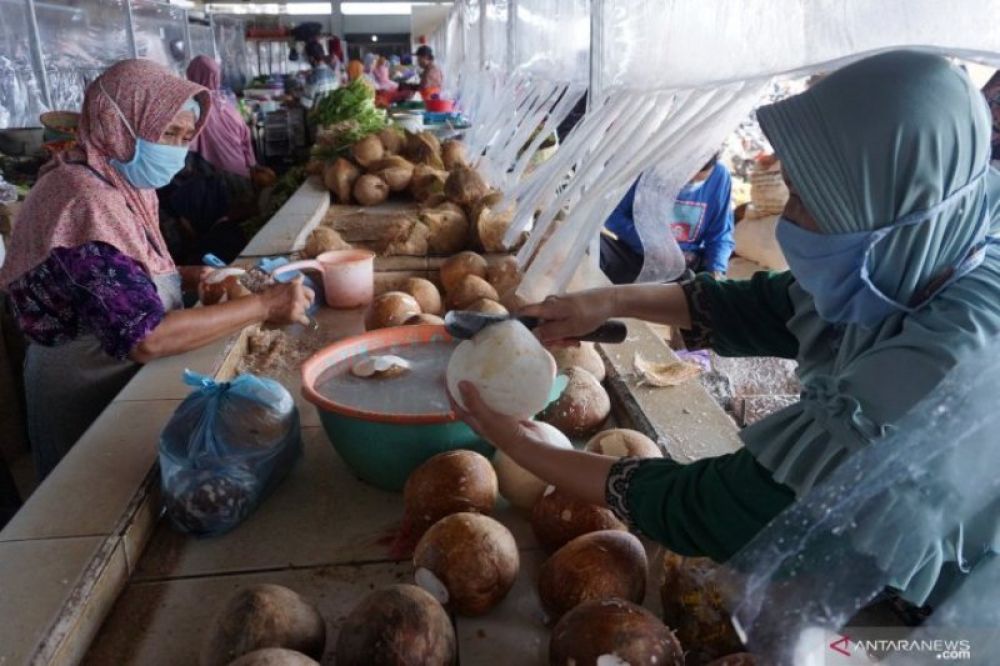 Pembeli berinteraksi dengan pedagang saat uji coba persiapan pasar penerapan Normal Baru di Pasar Batang, Kabupaten Batang, Jawa Tengah. (FOTO: HMP/Harviyan Perdana Putra) 
