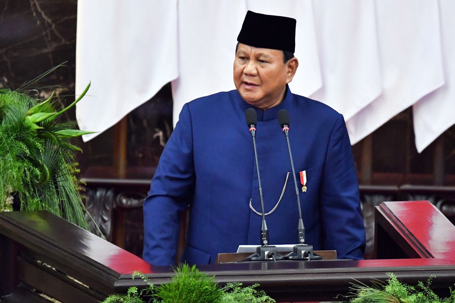 Presiden Prabowo Subianto memberikan pidato pertamanya usai dilantik sebagai Presiden Republik Indonesia periode 2024-2029, di Gedung MPR-DPD-DPR RI, Senayan, Jakarta, Minggu (20/10/2024) pagi. (Foto: Humas Setkab/Rahmat)


