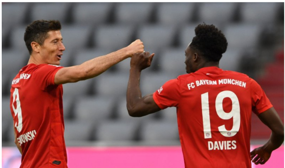 Penyerang Bayern Munich Robert Lewandowski (kiri) dan gelandang Alphonso Davies merayakan gol yang tercipta pada pertandingan Liga Jerman melawan Fortuna Duesseldorf yang dimainkan di Allianz Arena, Munich, Sabtu (30/5/2020). (ANTARA/AFP/CHRISTOF STACHE)