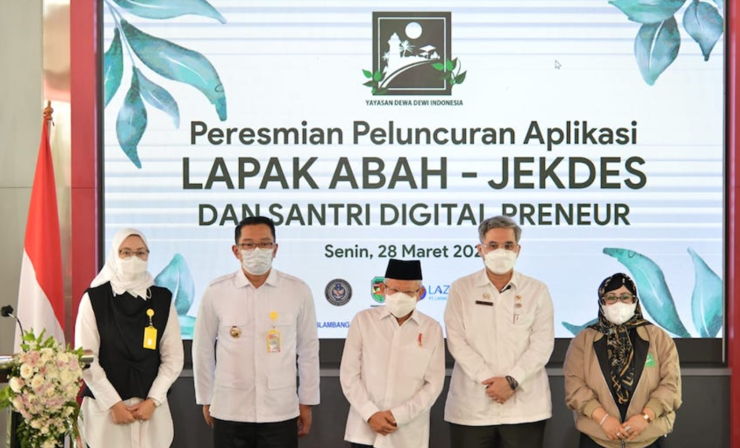  Wakil Presiden RI Ma'ruf Amin disaksikan Gubernur Ridwan Kamil meluncurkan aplikasi Lapak Abah - Ojek Desa di Pendopo Kabupaten Purwakarta. 