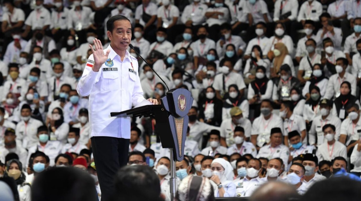 Presiden Joko Widodo menghadiri Silaturahmi Nasional Asosiasi Pemerintah Desa Seluruh Indonesia (Apdesi) Tahun 2022 yang digelar di Istora Senayan, Jakarta, pada Selasa, 29 Maret 2022. Foto: BPMI Setpres/Kris