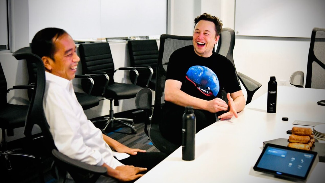 Presiden Joko Widodo berdiskusi dengan Elon Musk di Gedung Stargate Space X, Boca Chica, Amerika Serikat, Sabtu, 14 Mei 2022. Foto: BPMI Setpres/Laily Rachev