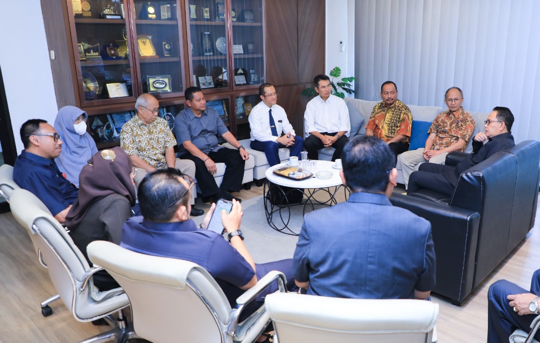focus group discussion “Kajian Optimalisasi Kebijakan Kenaikan Cukai Hasil Tembakau (CHT) Untuk Dana Bagi Hasil Cukai Hasil Tembakau (DBHCHT) yang Optimal” di kantor KADIN Jawa Timur, Rabu (23/7/2024).