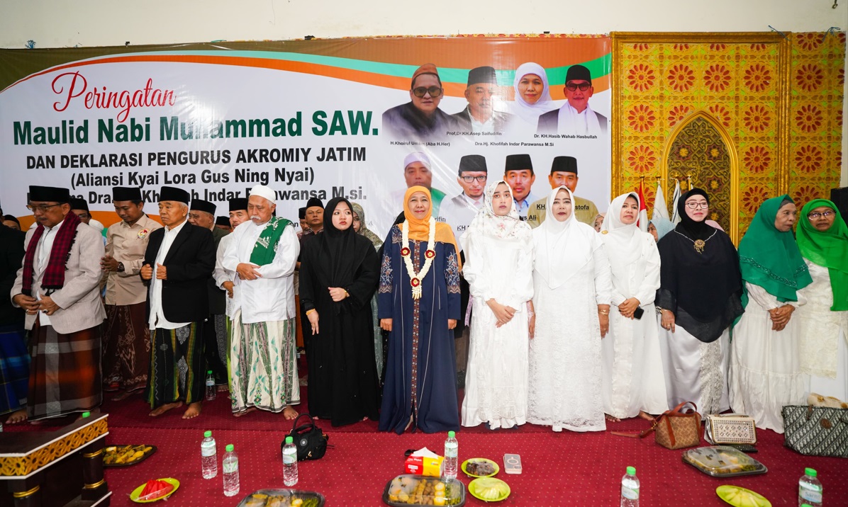  Calon Gubernur Jawa Timur nomor urut 2, Khofifah Indar Parawansa, turut hadir dalam peringatan Maulid Nabi Muhammad SAW yang dirangkaikan dengan Deklarasi Aliansi Kyai, Lora, Gus, Ning, dan Bu Nyai (Akromy) Jawa Timur di Pasuruan, Selasa (24/9/2024)