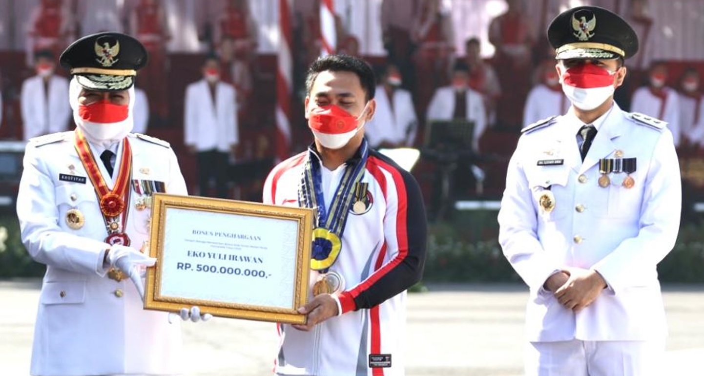 Gubernur Jatim Khofifah memberikan penghargaan tertinggi lencana Jer Basuki Mawa Beya Emas  serta bonus kepada atlet Jatim peraih medali perak di Olimpiade Tokyo 2020, Eko Yuli Irawan, dalam upacara peringatan HUT ke-76 Kemerdekaan R I.