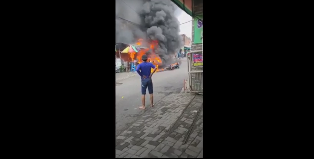 Sebuah kios bensin eceran terbakar di daerah Jalan Lebak Jaya Utara