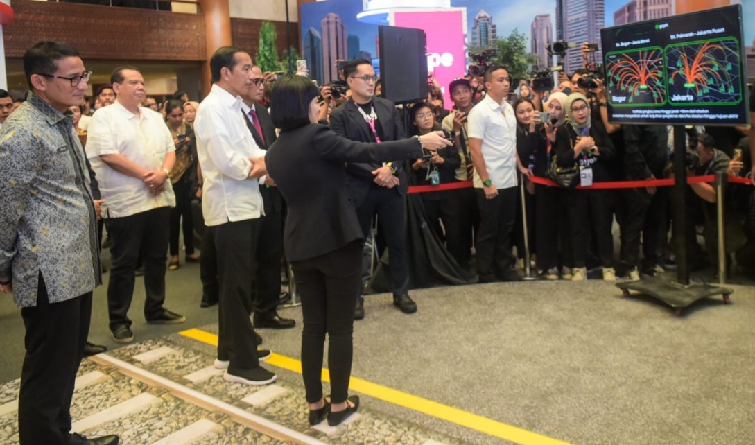 Presiden Joko Widodo melakukan peninjauan pameran Hub Space yang mengambil tema "Journey to Connect Indonesia" yang digelar di Plenary Hall, Jakarta Convention Center (JCC), Jakarta, pada Jumat, 29 September 2023. Foto: BPMI Setpres