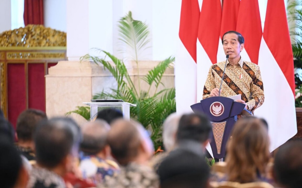 Presiden Joko Widodo meluncurkan sekaligus menyerahkan secara simbolis sertifikat tanah elektronik di seluruh Indonesia dalam acara yang digelar di Istana Negara, Jakarta, pada Senin, 4 Desember 2023. Foto: BPMI Setpres/Kris
