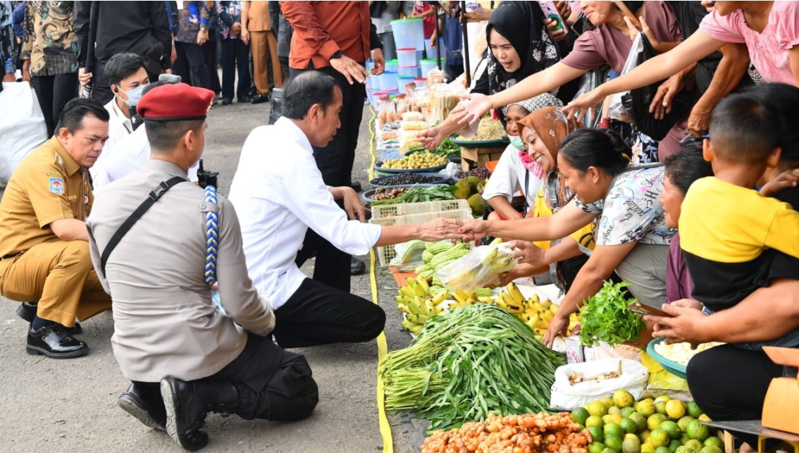 Presiden Joko Widodo berkunjung ke Pasar Muara Bungo, Kabupaten Bungo, Provinsi Jambi, pada Kamis, 4 April 2024, untuk meninjau langsung kondisi pasar dan ketersediaan sejumlah bahan pokok. Foto: BPMI Setpres/Rusman