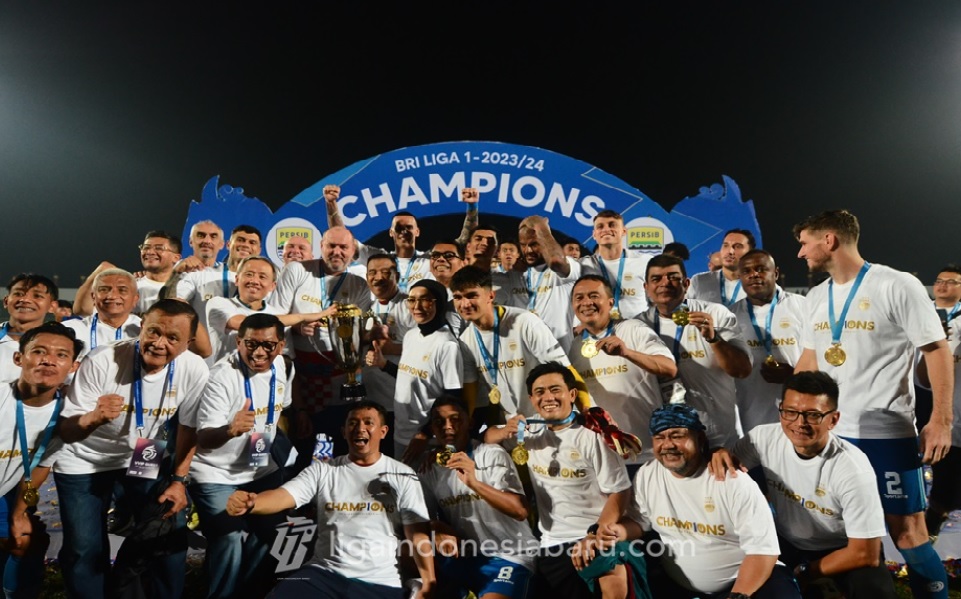 Persib Bandung akhirnya memastikan diri tampil sebagai juara BRI Liga 1 2023/24. Bermain di leg kedua final Championship Series melawan Madura United FC di Stadion Gelora Bangkalan, Madura, Jumat (31/5) malam