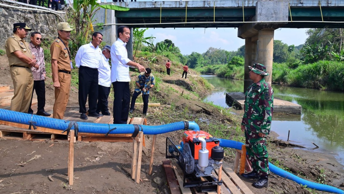Presiden Joko Widodo meninjau pelaksanaan pemberian bantuan pompa air untuk pengairan sawah dan pertanian atau pompanisasi di Provinsi Jawa Tengah pada Rabu, 19 Juni 2024. Foto: BPMI Setpres/Muchlis Jr
