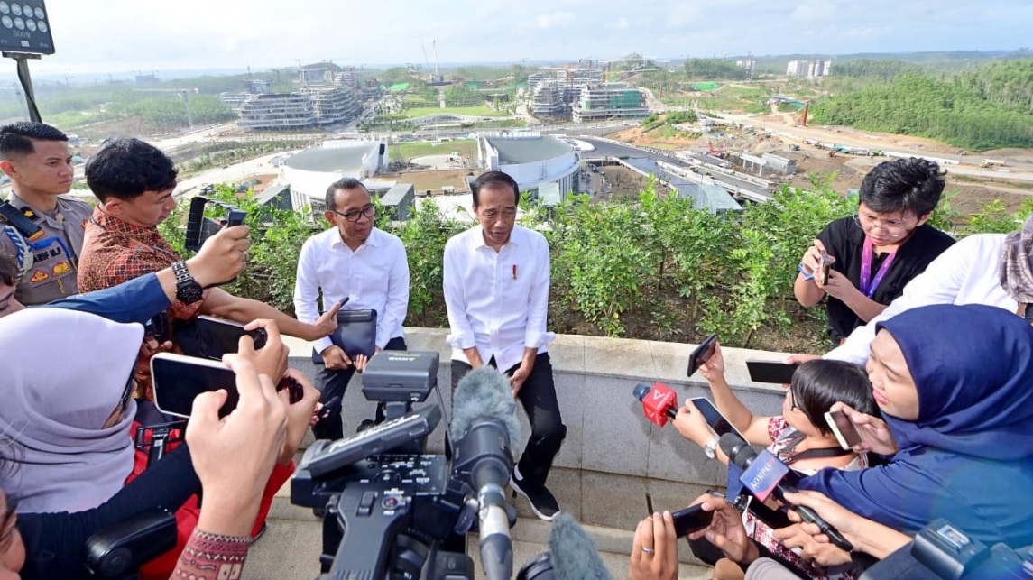 Presiden Joko Widodo mengawali kegiatan kunjungan hari kedua di Ibu Kota Nusantara (IKN) dengan meninjau langsung kawasan Istana Kepresidenan, pada Senin pagi, 29 Juli 2024. Foto: BPMI Setpres/Muchlis Jr