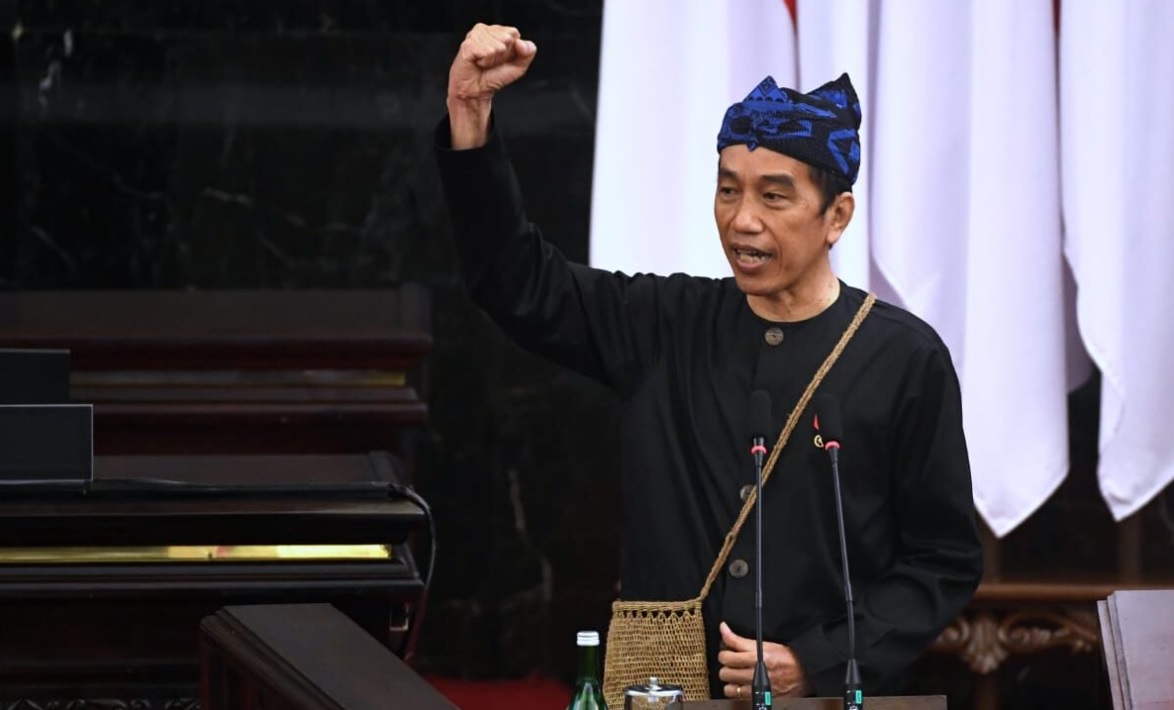Presiden Joko Widodo menyampaikan pidato pada Sidang Tahunan MPR RI tahun 2021 dan Sidang Bersama DPR RI dan DPD RI dalam rangka HUT ke-76 Proklamasi Kemerdekaan RI yang digelar di Gedung Nusantara, MPR/DPR/DPD RI, Jakarta, pada Senin, 16 Agustus 2021. 