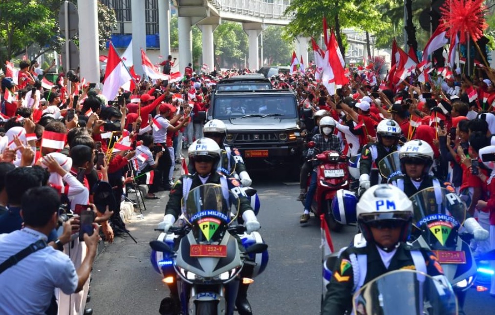 Antusiasme warga menyaksikan kirab duplikat bendera Sang Merah Putih dan teks naskah proklamasi di sepanjang jalan menuju Pangkalan TNI AU Halim Perdanakusuma, Jakarta, pada Sabtu, 10 Agustus 2024. Foto: BPMI Setpres/Rusman