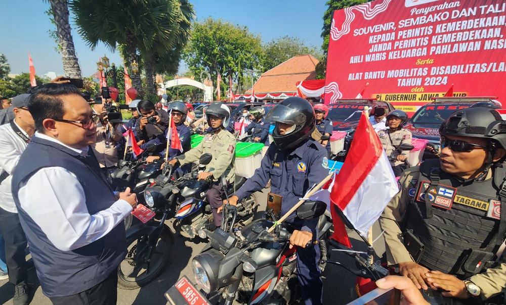 Pj Gubernur Jatim, Adhy Karyono, secara resmi memberangkatkan 39 TKSK dan 39 TAGANA  menyalurkan tali asih, sembako, dan souvenir kepada perintis kemerdekaan di halaman Gedung Negara Grahadi, Surabaya, Rabu (14/8)