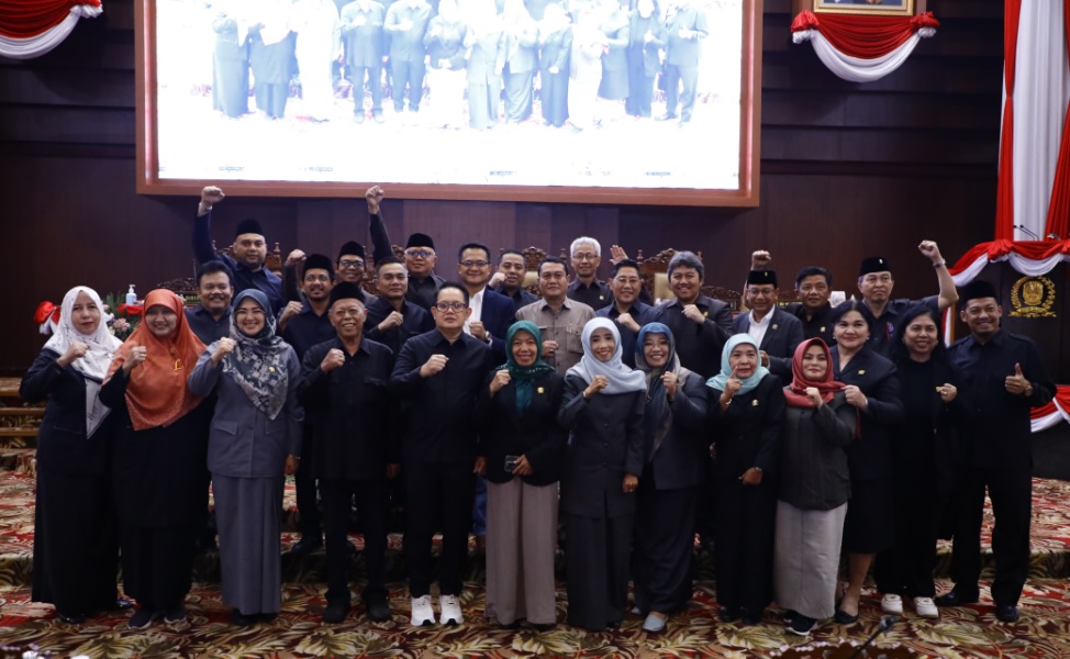 Sebanyak 116 anggota Dewan Perwakilan Rakyat Daerah (DPRD) Jawa Timur periode 2019-2024 resmi mengakhiri masa tugasnya di Gedung DPRD Jatim, Jalan Indrapura, Surabaya, Jumat (30/8)