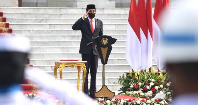 Presiden Joko Widodo yang bertindak selaku Inspektur Upacara memimpin upacara peringatan ke-76 Hari Tentara Nasional Indonesia (TNI) yang digelar di halaman Istana Merdeka, Jakarta, pada Selasa, 5 Oktober 2021. Foto: BPMI Setpres/Lukas