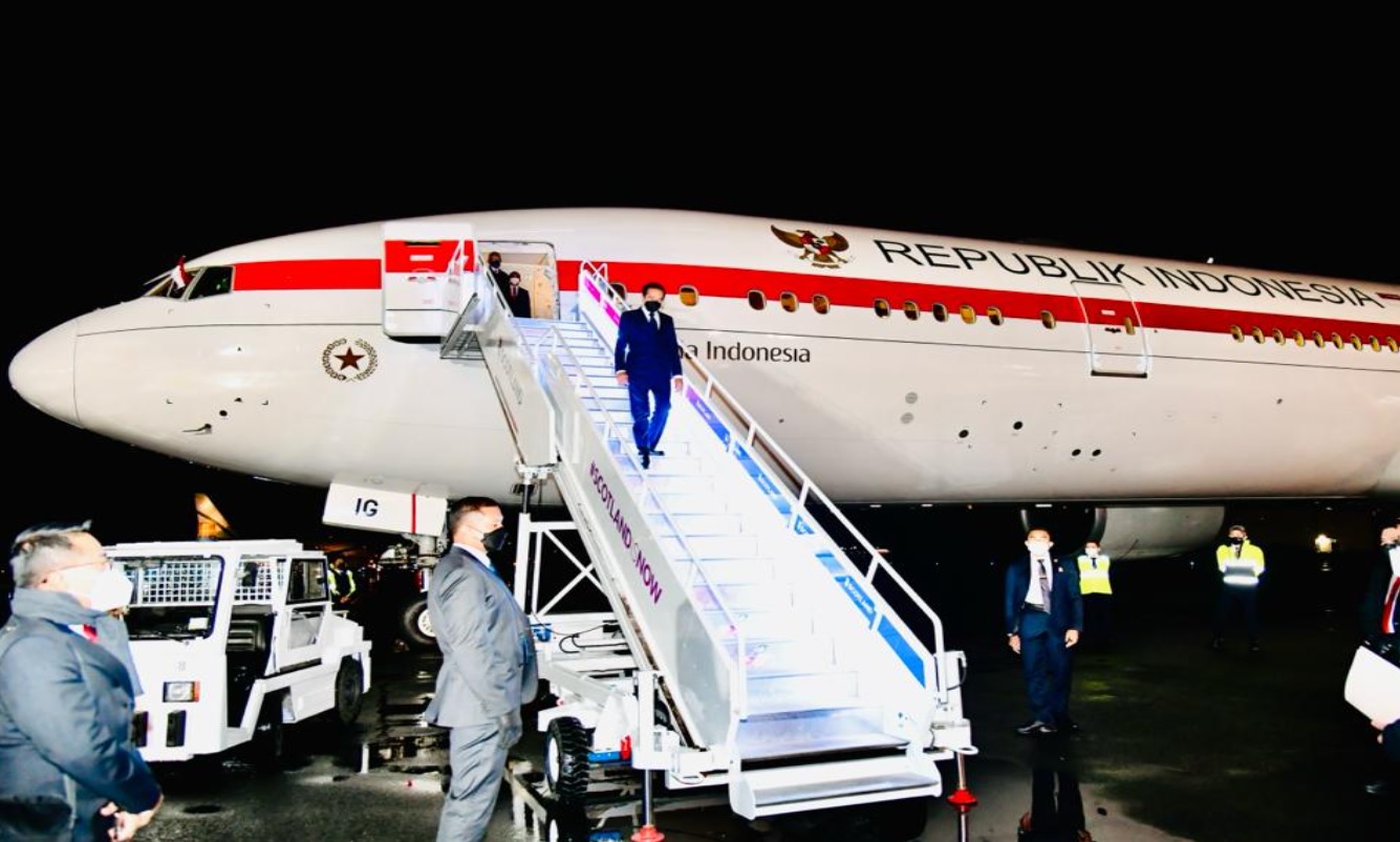 Presiden Joko Widodo dan rombongan mendarat di Bandara Internasional Glasgow Prestwick di Glasgow, Skotlandia, pada Minggu, 31 Oktober 2021, sekitar pukul 21.40 waktu setempat.
