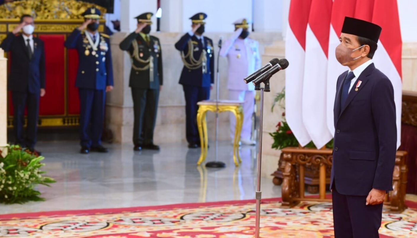 Presiden Joko Widodo menganugerahkan gelar Pahlawan Nasional dan memberikan Tanda Kehormatan Bintang Jasa kepada sejumlah tokoh di Istana Negara, Jakarta, pada Rabu, 10 November 2021. Foto: BPMI Setpres/Kris